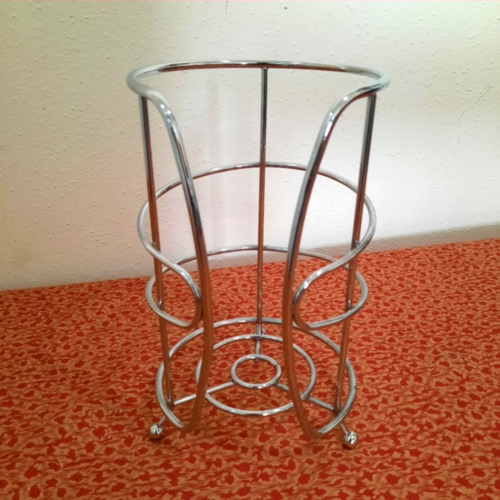 Free standing paper towel holder